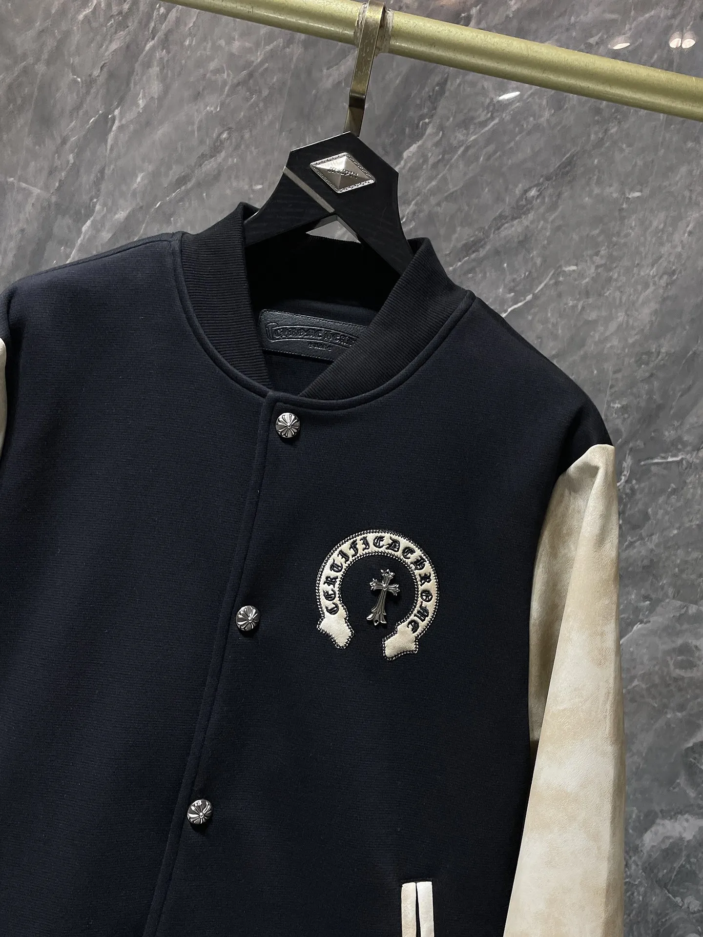 P436 Chrome Hearts 🍁Winter clothing is here🍁New Year's clothing Sanskrit cross woolen leather sleeves spliced ​​baseball embroidered cotton clothing Heavy embroidery➕Double sleeve splicing special technology Counter synchronization, heavy industry! ! Customized version of thickened woolen fabric, silk lining, customized version of hardware, not the ordinary version on the market! ! 🌈Recommended color: black coffee stitching 🌈Code number: S, M, L, XL